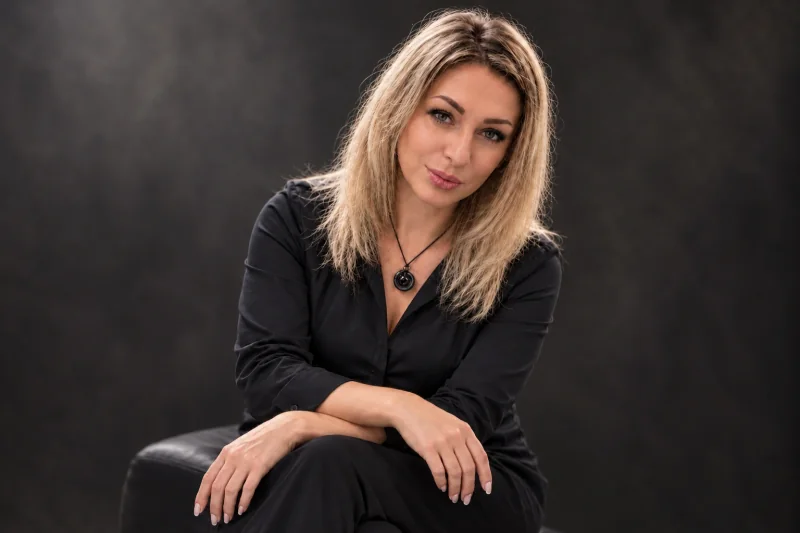 Portrait der behandelnden Artist vor dunklem Hintergrund